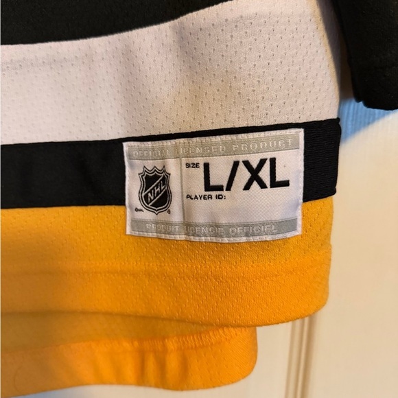 Pittsburgh Penguins Jake Guentzel Jersey – Youth L/XL – Black & Yellow NHL - Picture 2 of 4